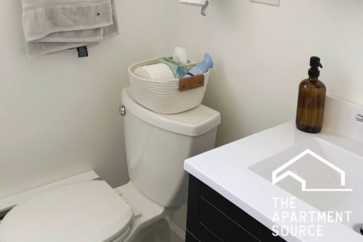 Apartment for rent at 646 W Roscoe St #3N, Chicago, IL 60657