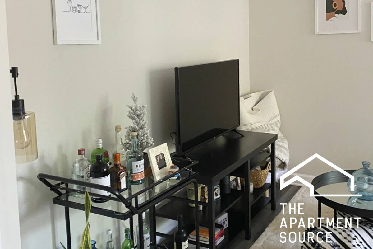 Apartment for rent at 646 W Roscoe St #3N, Chicago, IL 60657
