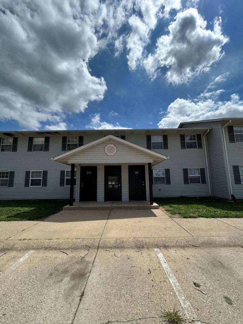 Apartment for rent at 801 E Springhill Dr, Terre Haute, IN 47802