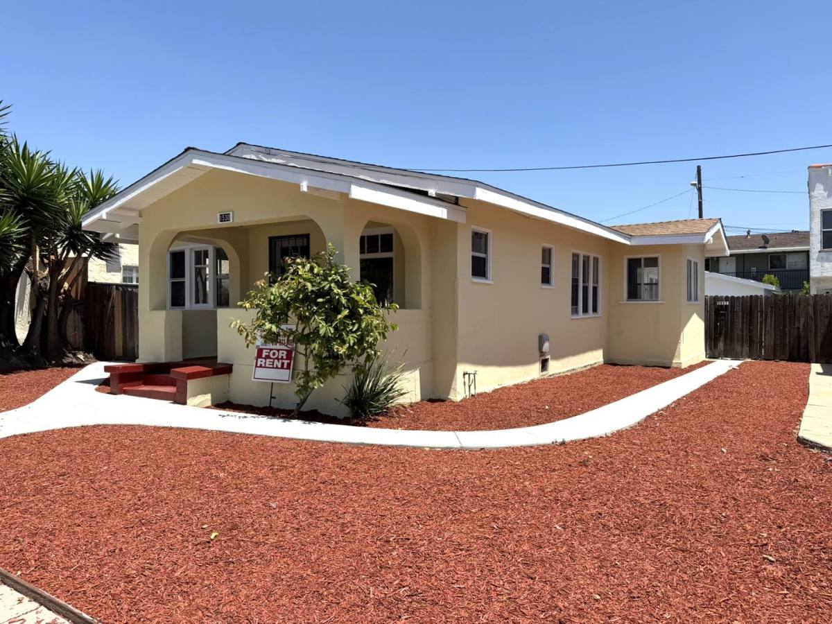 Apartment for rent at 1530 & 1532 S Gaffey St, San Pedro, CA 90731