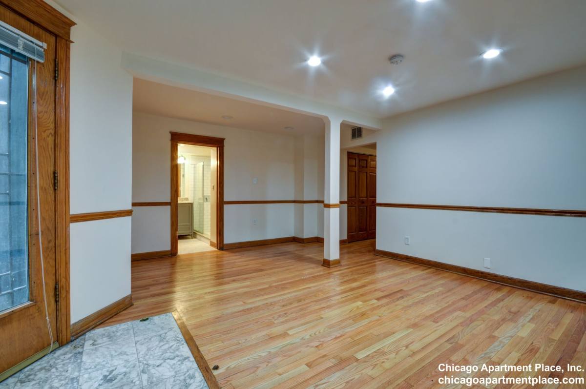 Apartment for rent at 849 W Sheridan Rd #G, Chicago, IL 60613
