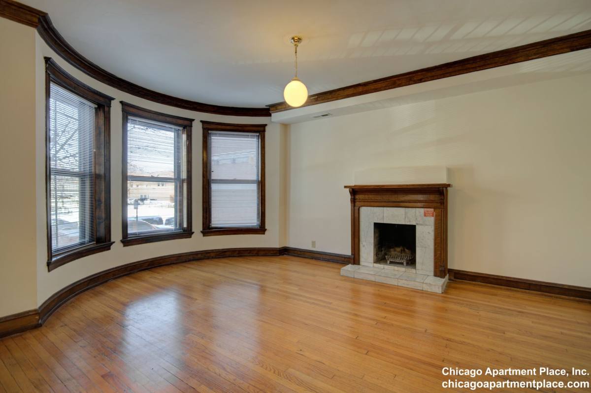Apartment for rent at 845 W Sheridan Rd #2, Chicago, IL 60613