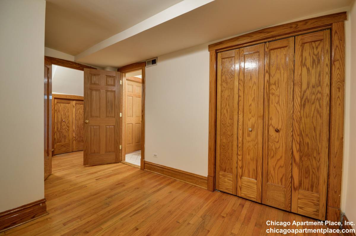 Apartment for rent at 1400 W Warner Ave #1, Chicago, IL 60613