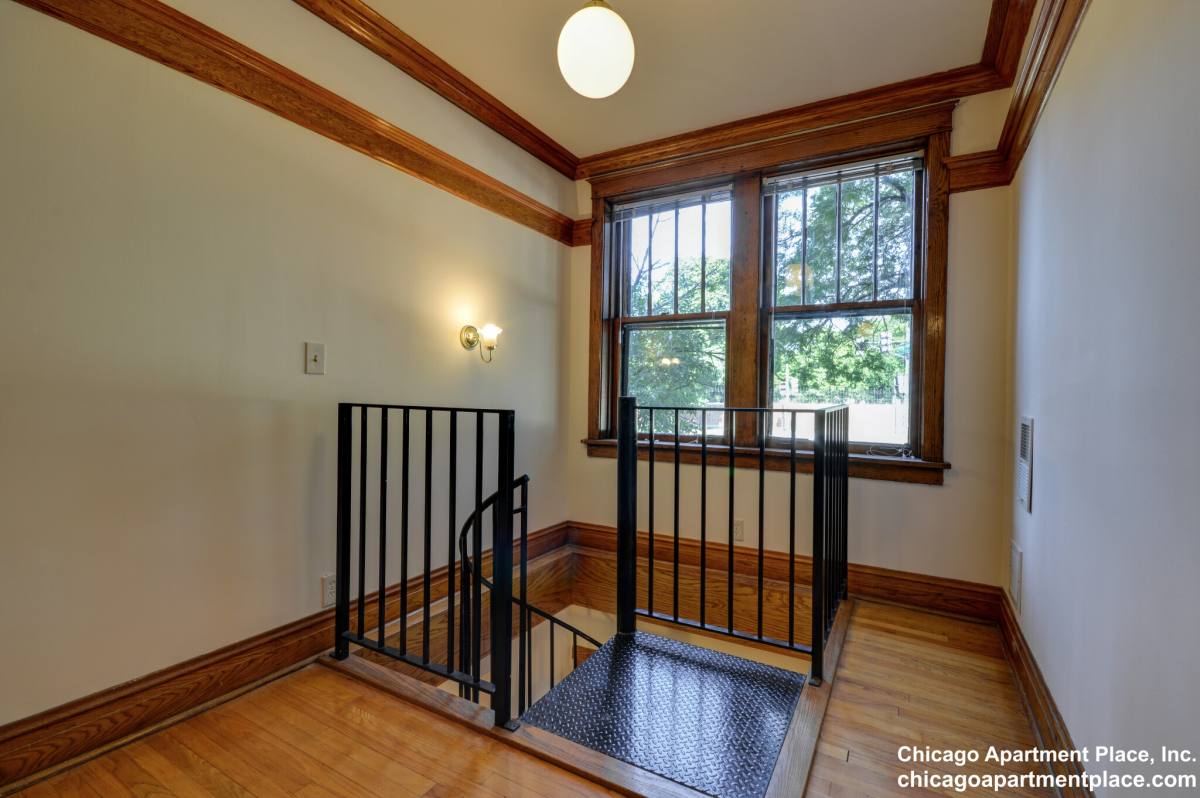 Apartment for rent at 1400 W Warner Ave #1, Chicago, IL 60613