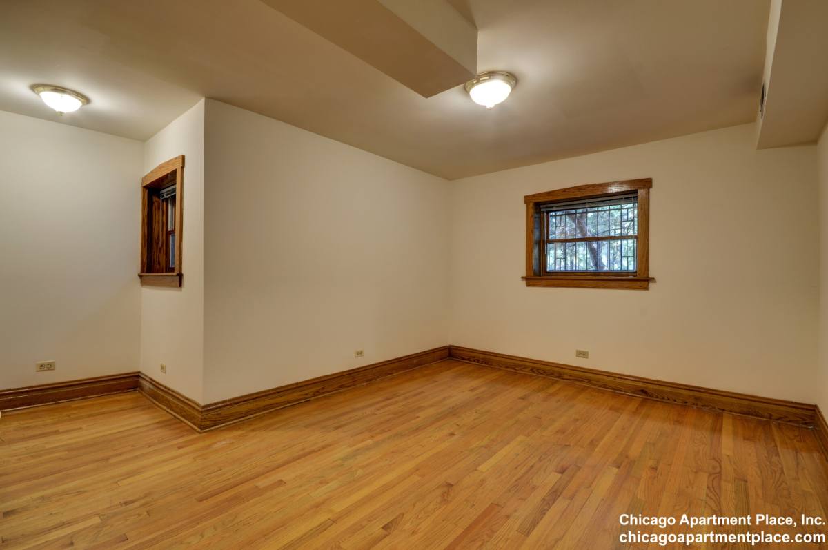 Apartment for rent at 1400 W Warner Ave #1, Chicago, IL 60613