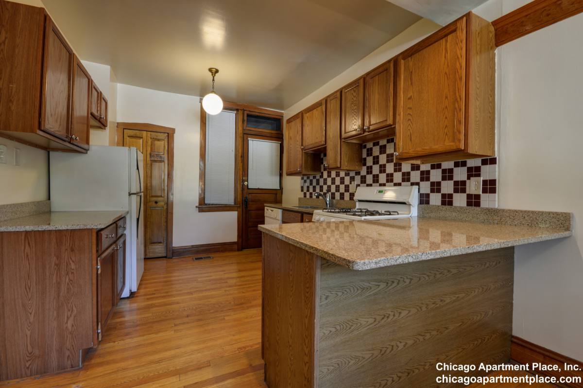 Apartment for rent at 1400 W Warner Ave #1, Chicago, IL 60613