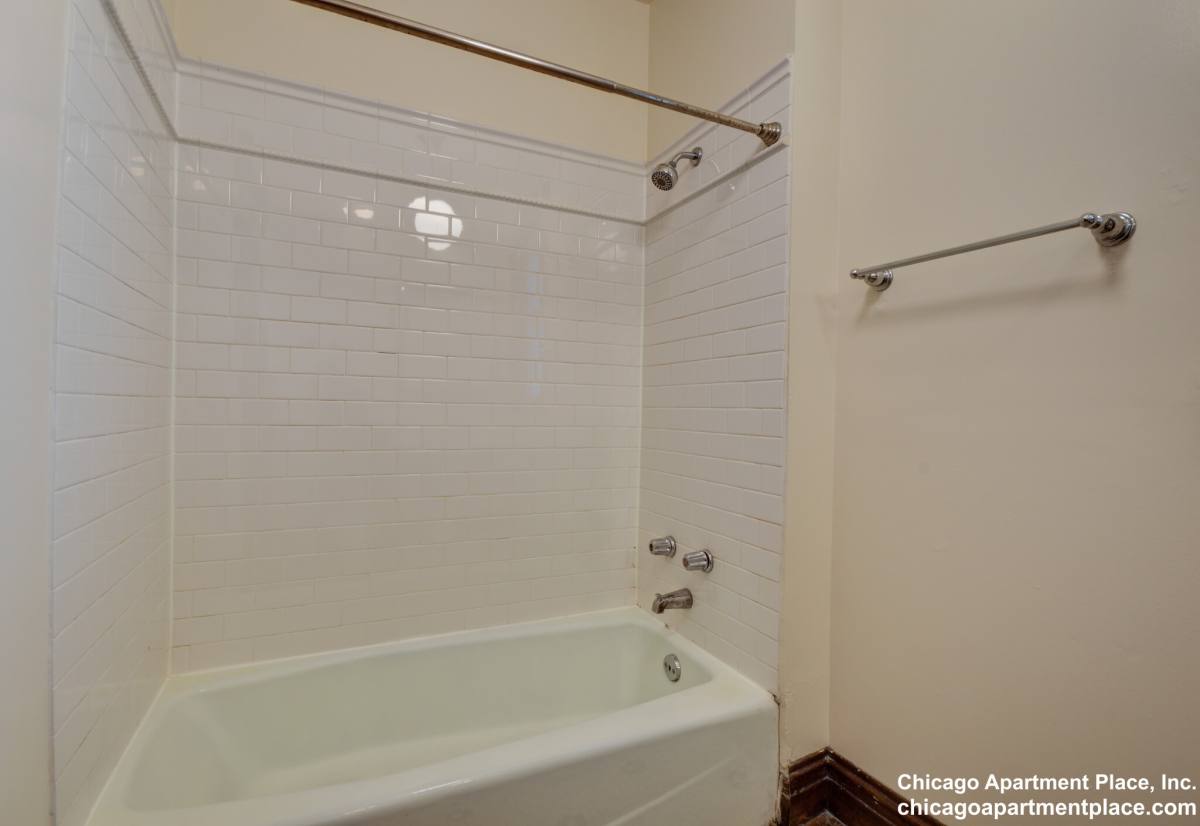 Apartment for rent at 1340 W Waveland Ave #2, Chicago, IL 60613