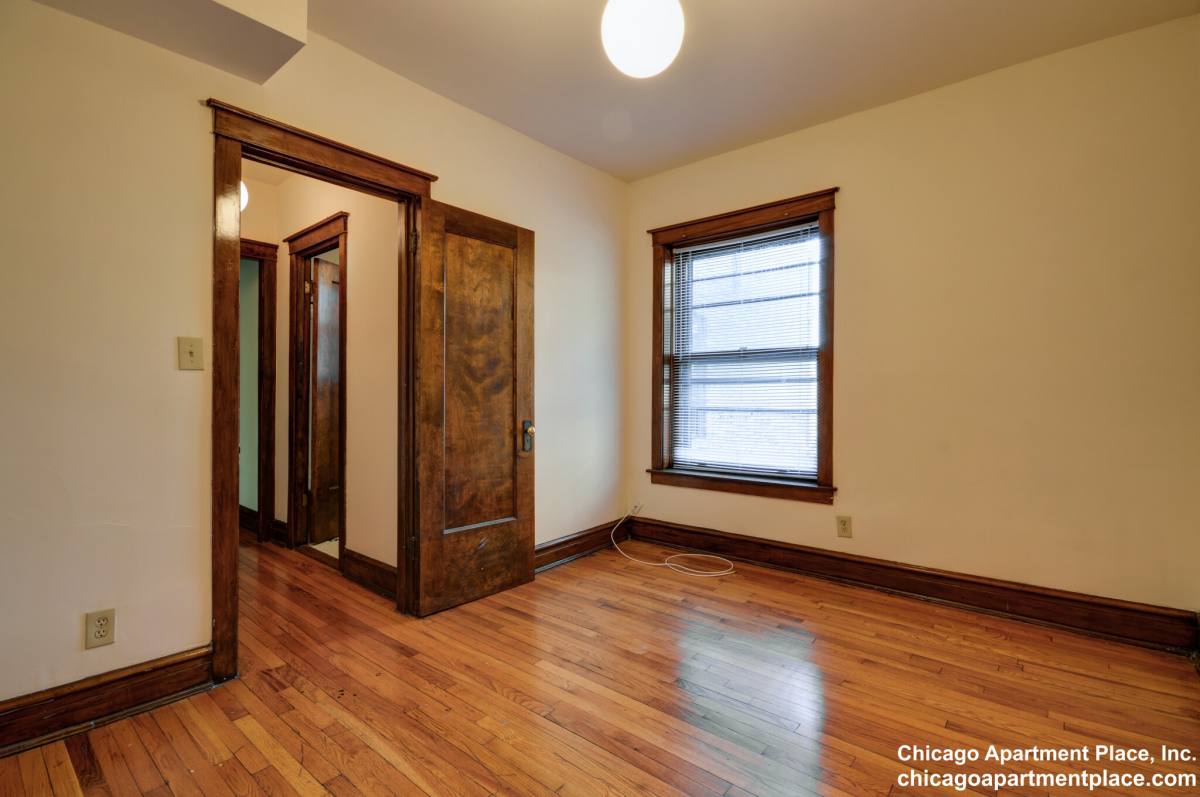 Apartment for rent at 1340 W Waveland Ave #2, Chicago, IL 60613