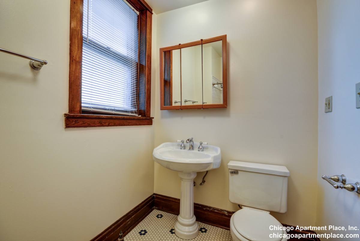 Apartment for rent at 1340 W Waveland Ave #2, Chicago, IL 60613