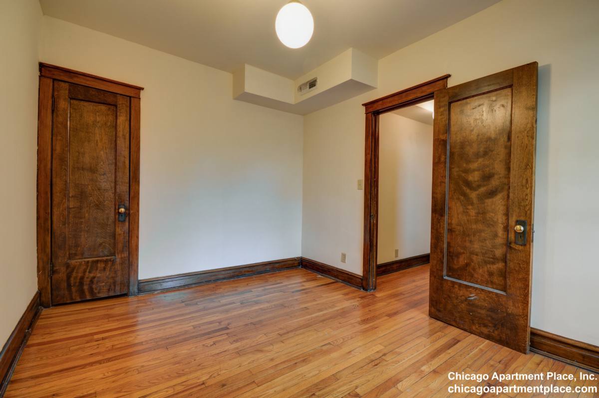 Apartment for rent at 1340 W Waveland Ave #2, Chicago, IL 60613