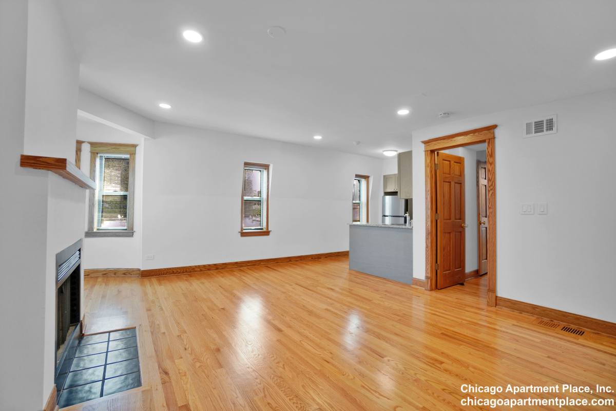 Apartment for rent at 611 W Briar #302, Chicago, IL 60657