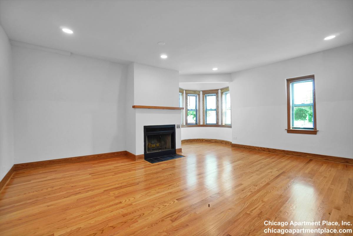 Apartment for rent at 611 W Briar #302, Chicago, IL 60657