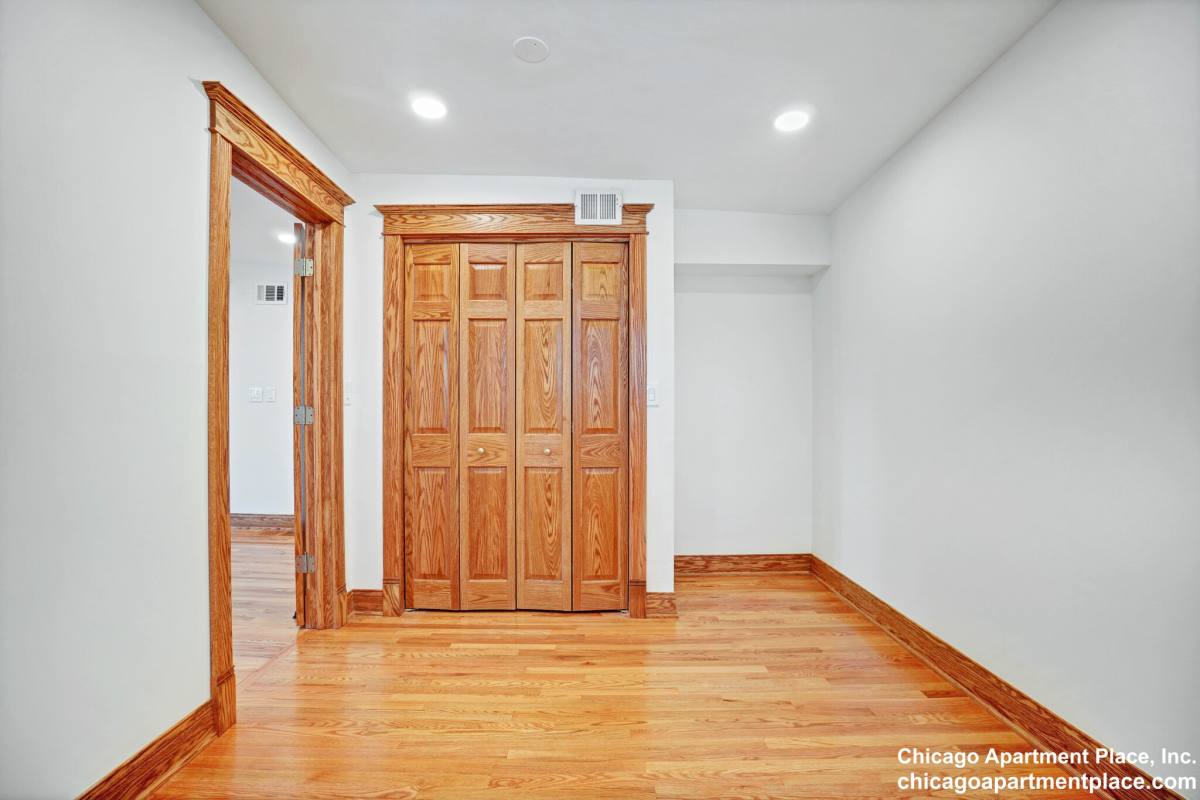 Apartment for rent at 611 W Briar #302, Chicago, IL 60657