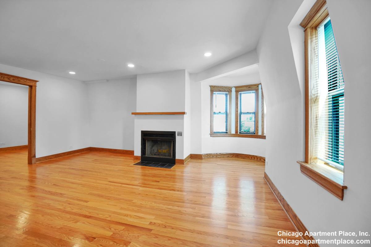 Apartment for rent at 611 W Briar #302, Chicago, IL 60657