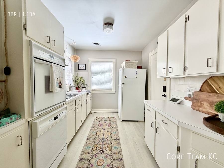Apartment for rent at 4819 Jarboe St #TOP Floor, Kansas City, MO 64112