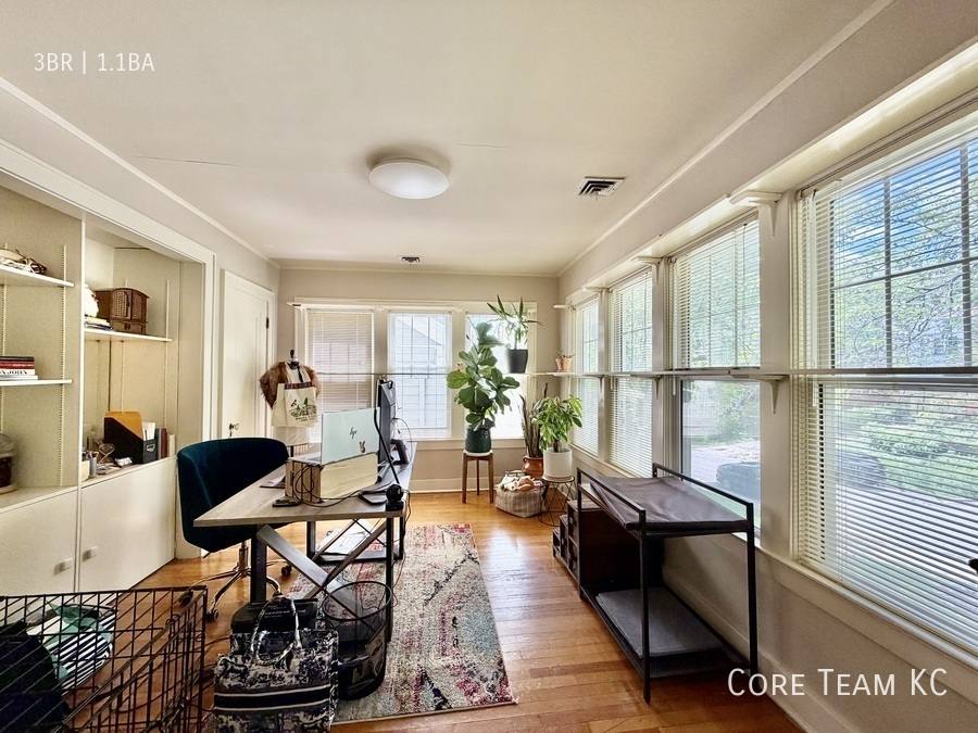 Apartment for rent at 4819 Jarboe St #TOP Floor, Kansas City, MO 64112