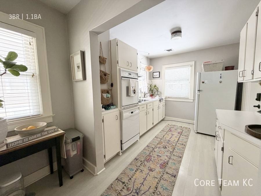 Apartment for rent at 4819 Jarboe St #TOP Floor, Kansas City, MO 64112