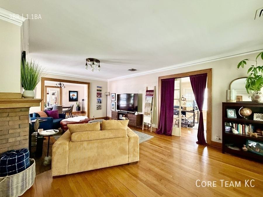 Apartment for rent at 4819 Jarboe St #TOP Floor, Kansas City, MO 64112