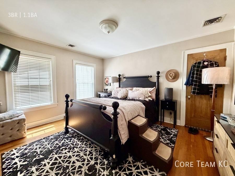 Apartment for rent at 4819 Jarboe St #TOP Floor, Kansas City, MO 64112