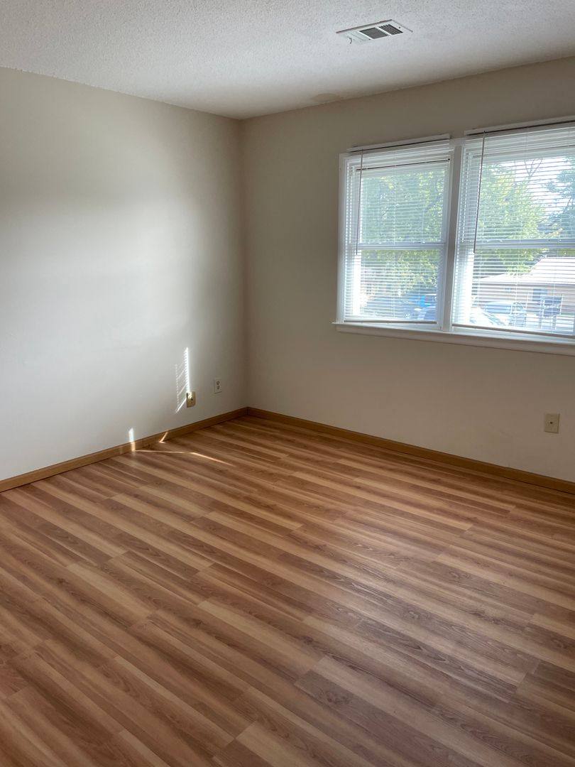 Townhouse for rent at 458 S 14th St, Le Claire, IA 52753