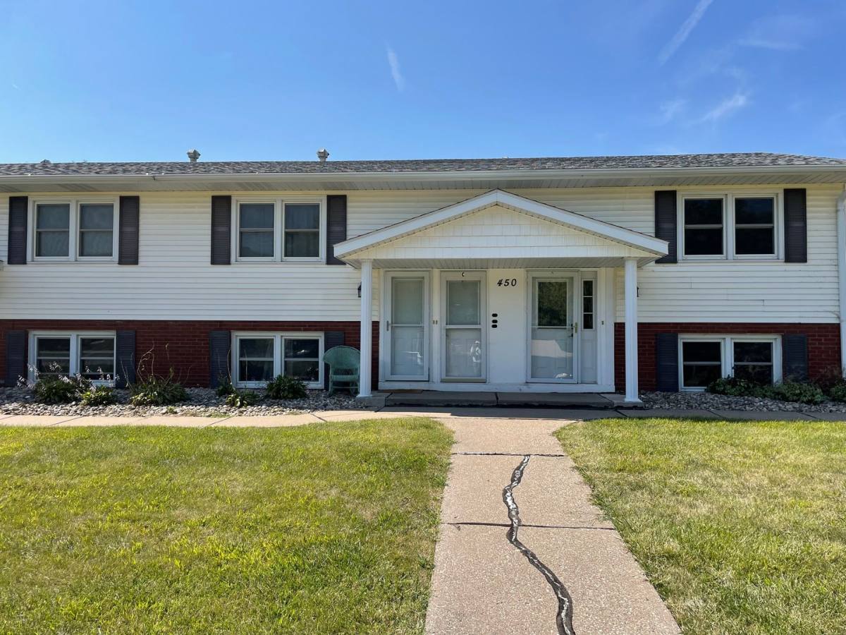 Townhouse for rent at 458 S 14th St, Le Claire, IA 52753