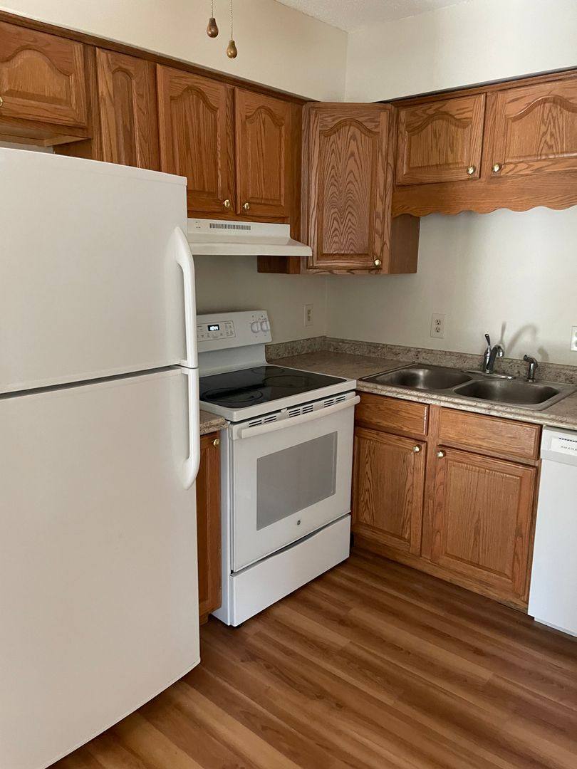 Townhouse for rent at 458 S 14th St, Le Claire, IA 52753