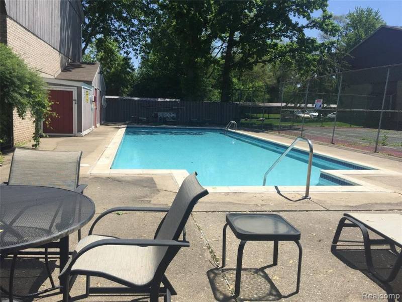 Condo for rent at 29860 W 12 Mile, Farmington, MI 48334