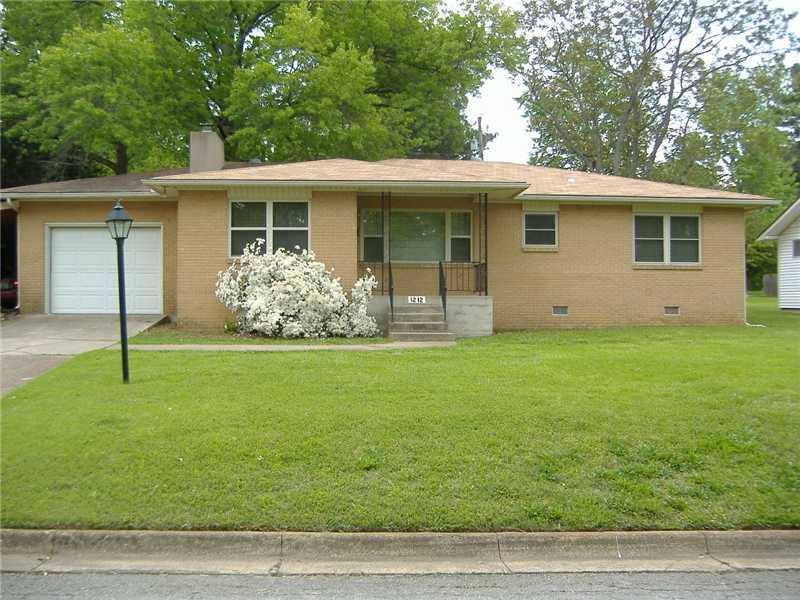 House for rent at 1212 W Pine St, Rogers, AR 72756