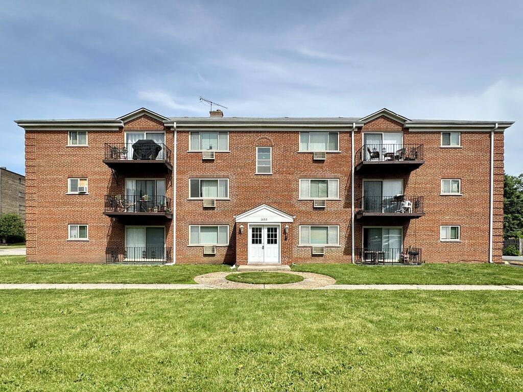 Apartment for rent at 1653 653 Oakwood #C4, Des Plaines, IL 60016