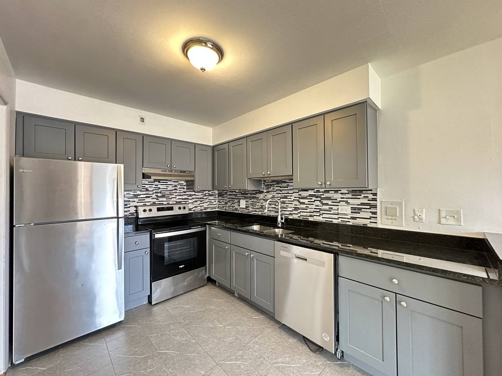 Apartment for rent at 1653 653 Oakwood #C4, Des Plaines, IL 60016