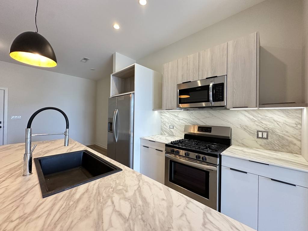 Apartment for rent at 6340 Belmont #402-A, Chicago, IL 60634