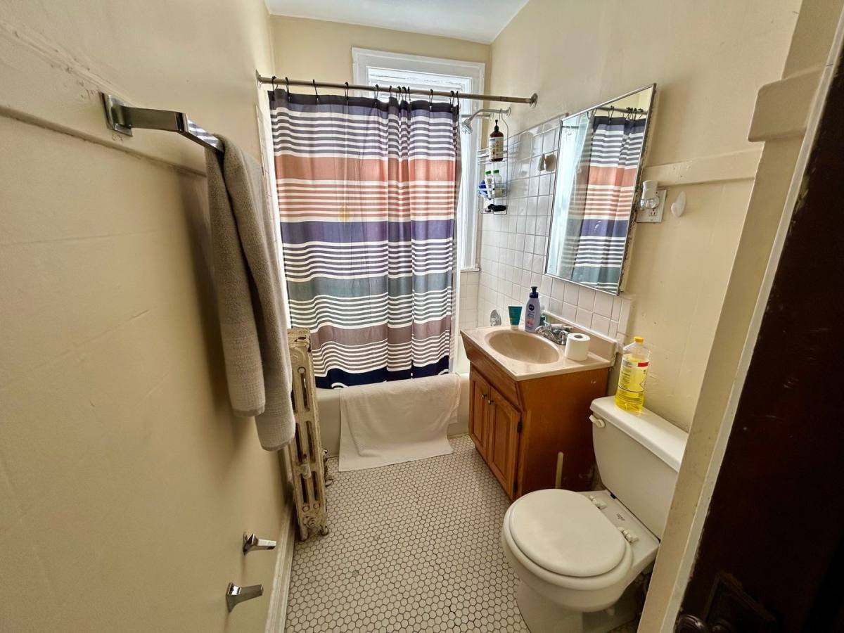 Apartment for rent at 4846 W Henderson #3S, Chicago, IL 60641