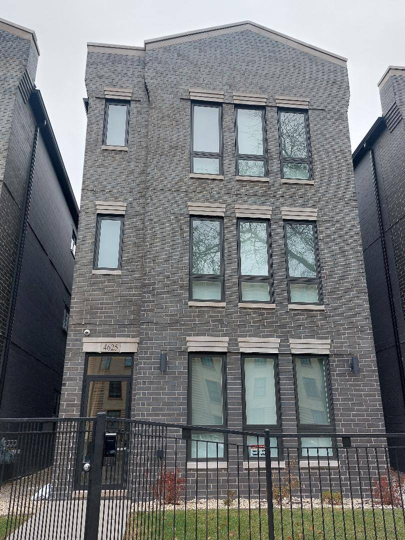 Apartment for rent at 4625 S Michigan Ave #1, Chicago, IL 60653