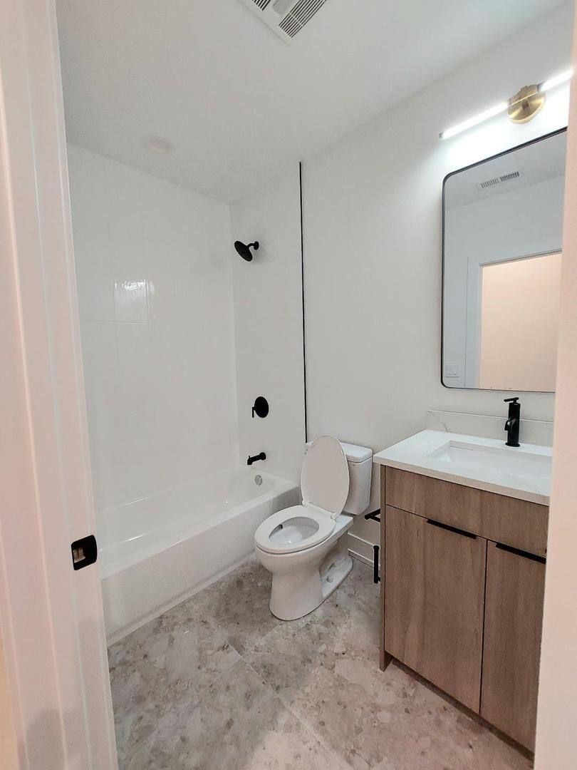 Apartment for rent at 4625 S Michigan Ave #1, Chicago, IL 60653