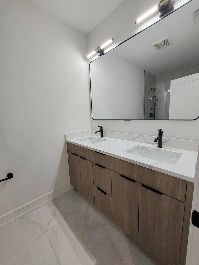 Apartment for rent at 4625 S Michigan Ave #1, Chicago, IL 60653