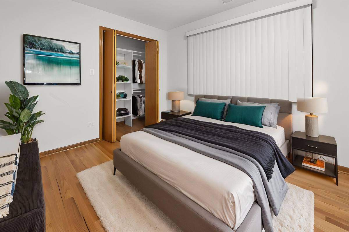 Apartment for rent at 6115 N Pulaski Rd #1, Chicago, IL 60646