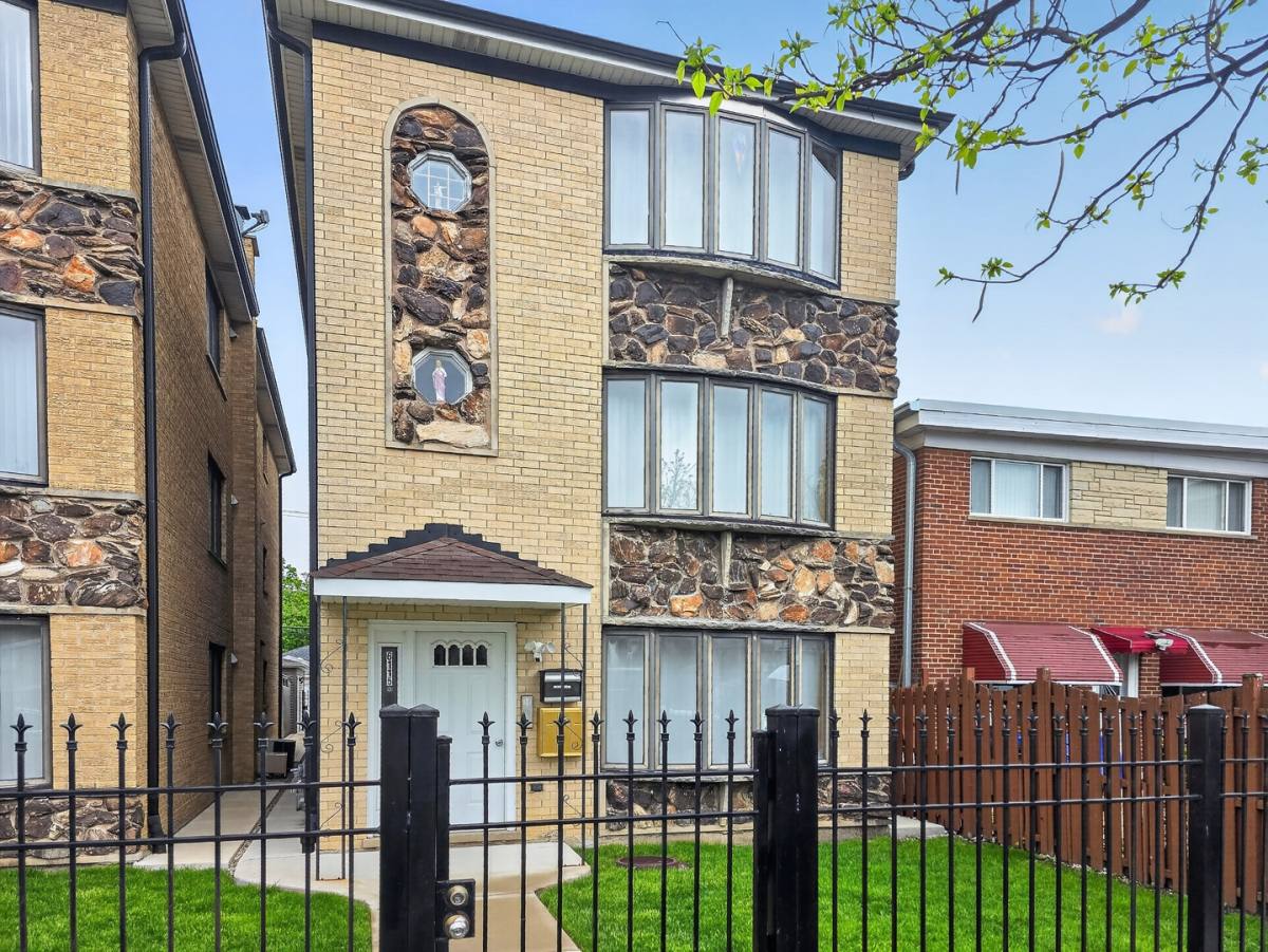 Apartment for rent at 6115 N Pulaski Rd #1, Chicago, IL 60646