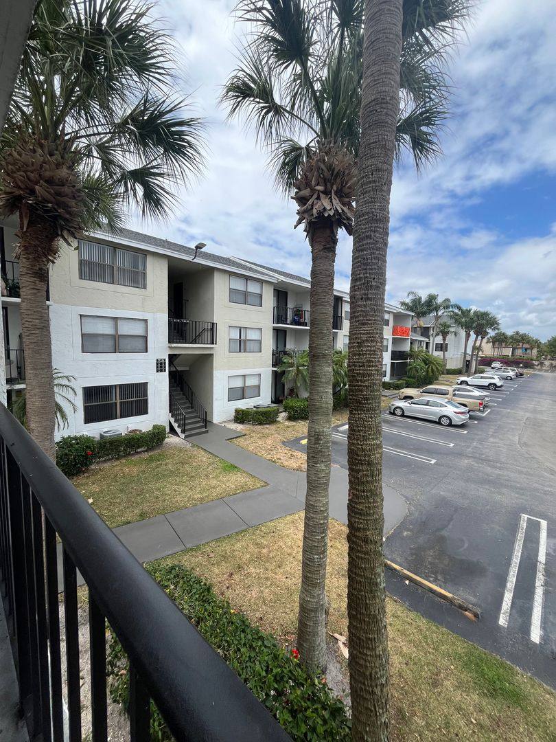 Apartment for rent at 728 Executive Center Dr, West Palm Beach, FL 33401