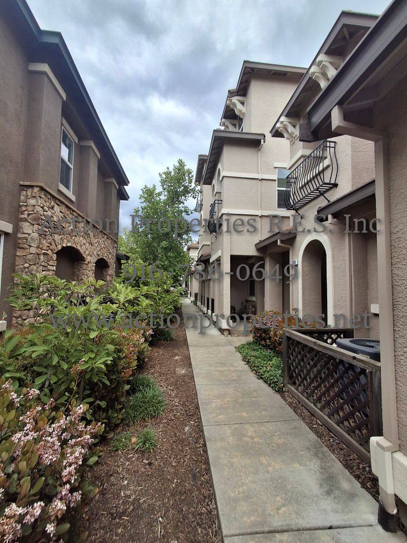 Townhouse for rent at 2308 Las Palomas Loop, Lincoln, CA 95648