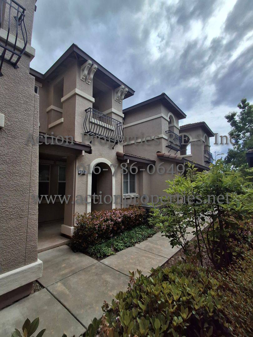 Townhouse for rent at 2308 Las Palomas Loop, Lincoln, CA 95648