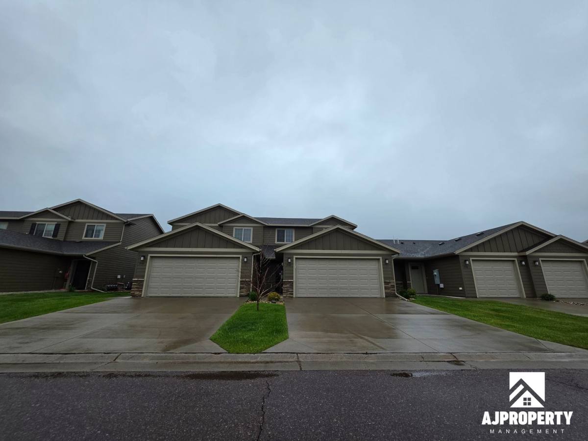 Townhouse for rent at 2542 E Meadowside Place, Sioux Falls, SD 57108