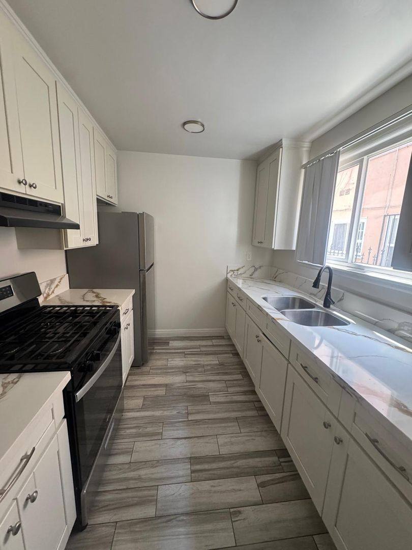 Apartment for rent at 1310 N Las Palmas Ave, Los Angeles, CA 90028