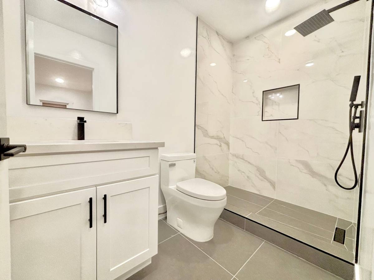 Apartment for rent at 854 Orange Ave, Long Beach, CA 90813