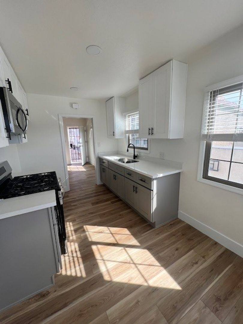 Apartment for rent at 555 W 15th St, San Pedro, CA 90731