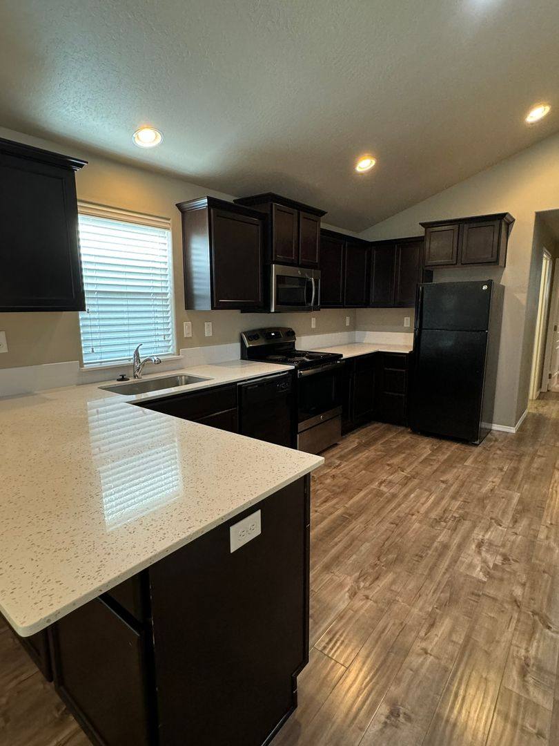 House for rent at 995 Pacific Highway 99 S, Cottage Grove, OR 97424
