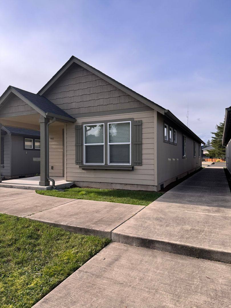 House for rent at 995 Pacific Highway 99 S, Cottage Grove, OR 97424