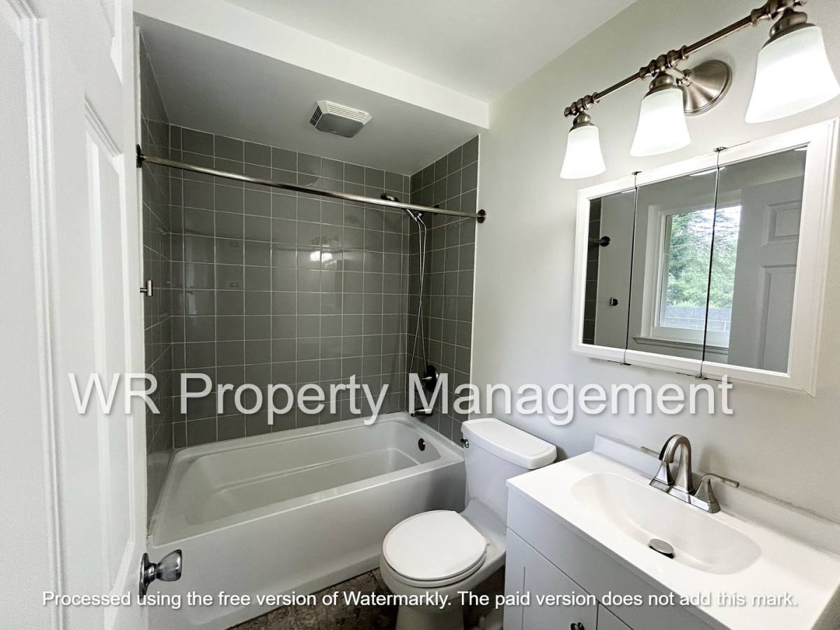 House for rent at 7076 Middlebury Dr, Lambertville, MI 48144
