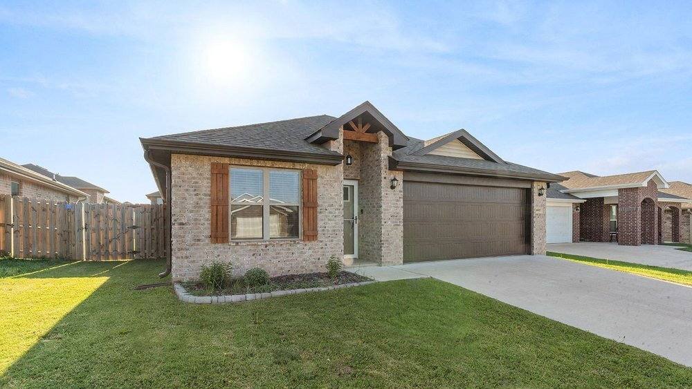 House for rent at 6005 NW Hoover St, Bentonville, AR 72713