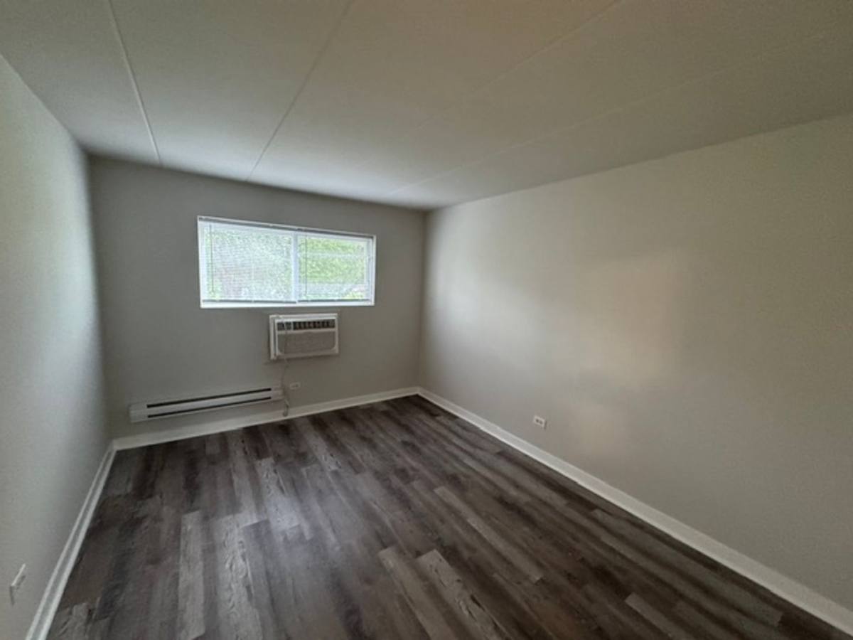 Apartment for rent at 14446 Torrence Ave, Chicago, IL 60633