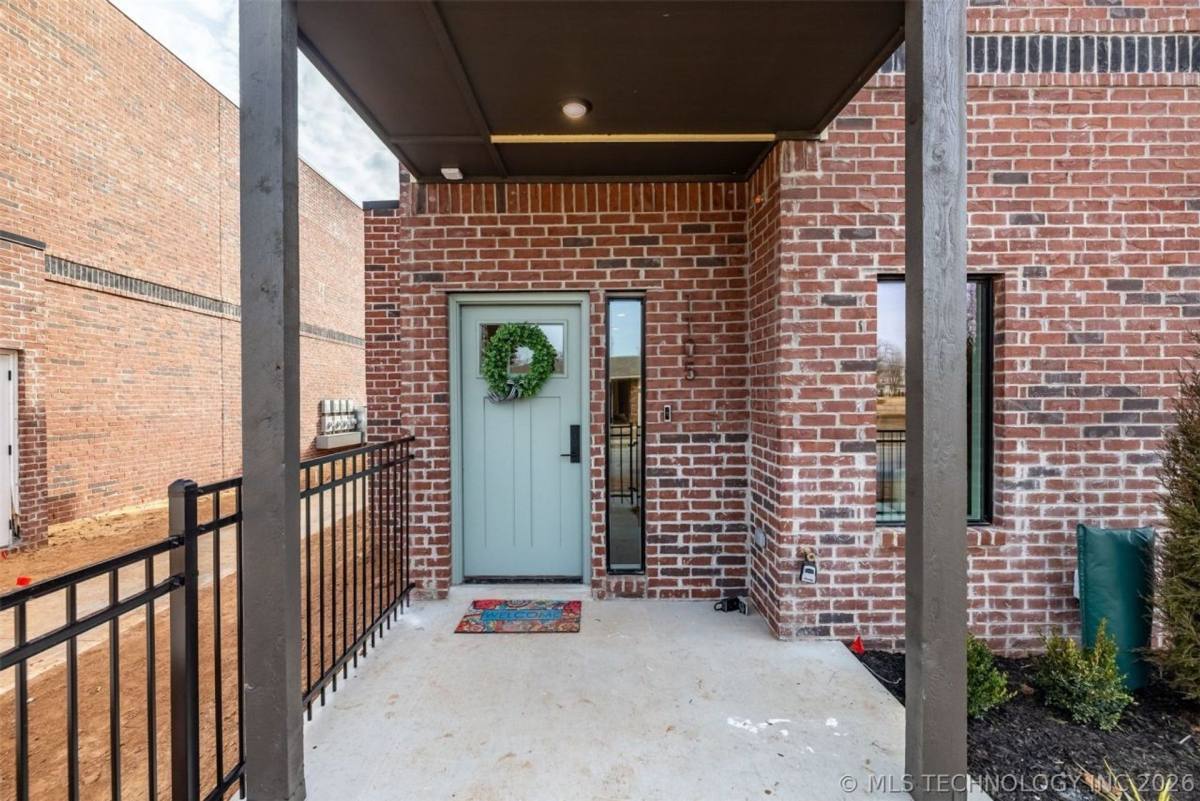 Townhouse for rent at 504 E B St, Jenks, OK 74037